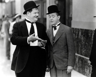 Stan Laurel and Oliver Hardy are different sizes. From https://www.flickr.com/photos/tom-margie/